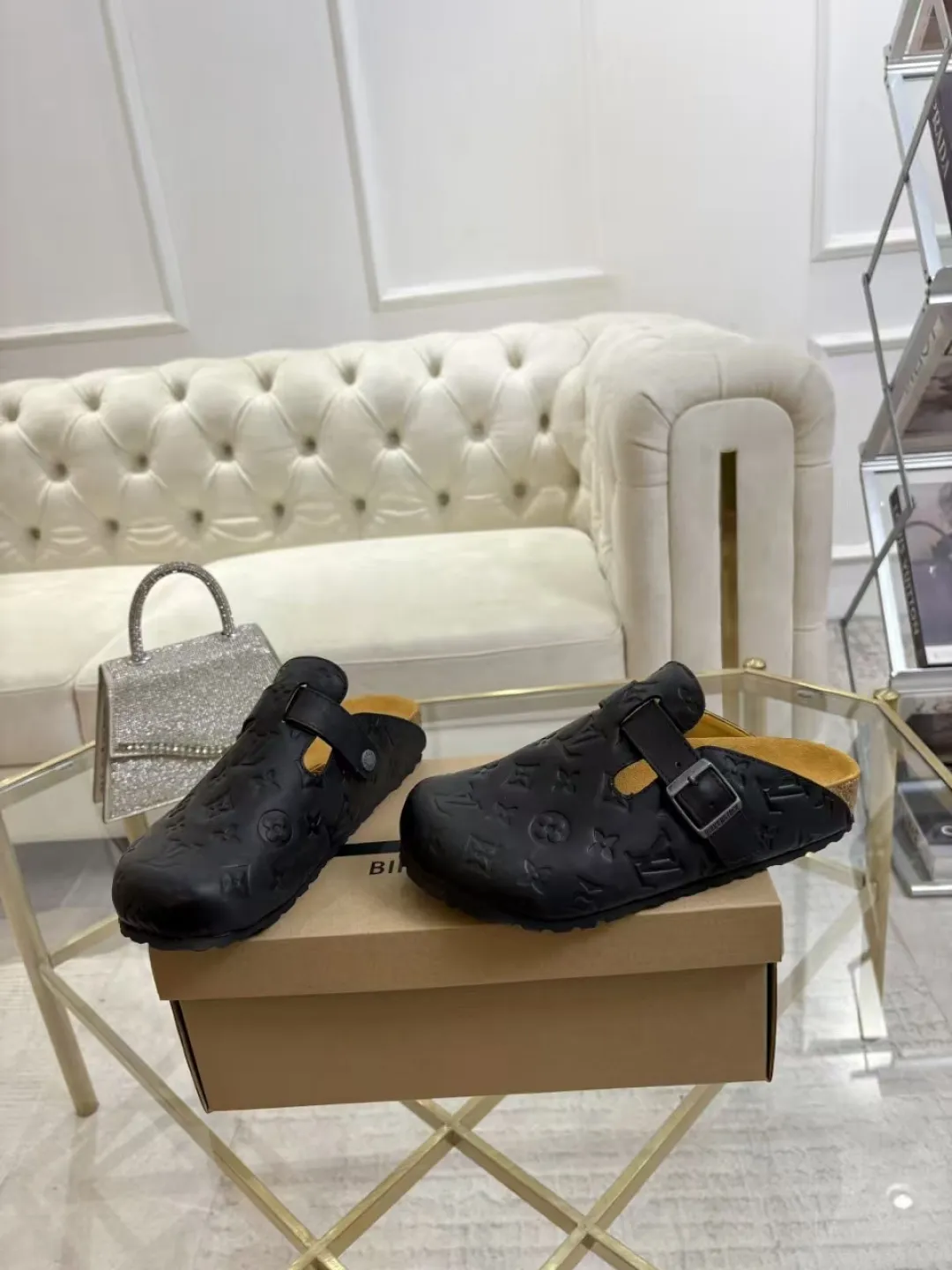 Women's p560 Men's p580 ✨ LV couple's toe-cap slippers | Full of high-end feel, you can walk with wind! ✨ This pair of LV classic toe-cap slippers is simply a "walking grass-planting machine"! Original three-dimensional embossed cowhide + cowhide fabric, the texture is high-end at first glance, and you will become a rich daughter/son in seconds ~💅 🌟 Why must you join TA? ✔️ Original embossed cowhide - clear texture but not cheap, classic presbyopia yyds ✔️ Belt buckle + metal logo - ecstatic control of details, exquisite to the heel! ✔️ Sheepskin lining + cushioned footbed - it feels like stepping on clouds ☁️, and you won’t feel tired when you go shopping~ ✔️ Non-slip rubber sole - walking is as stable as a mountain, and you are not afraid of slipping on rainy days!  👫 The best outfit for couples: Whether it’s shorts, T-shirts👕 or long skirts and suits👗, pairing these shoes with each other will immediately create a lazy and high-end atmosphere! Everyday outings/vacations, no matter what you shoot, it will look like a blockbuster📸🔥 The texture and foot feel that only the higher version can have, it is not a hit or a hit! Heartbeat is not as good as action. True love is true when both pairs are in pairs~💖 #LVcoupleslippers #高色综合 #好看不狠的 Feet #couples’ must-have